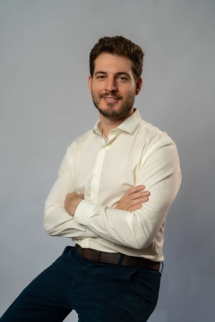 Dr. André Felipe em retrato profissional