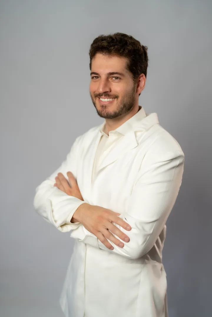 Dr. André Felipe, médico dedicado à saúde e ao transplante capilar